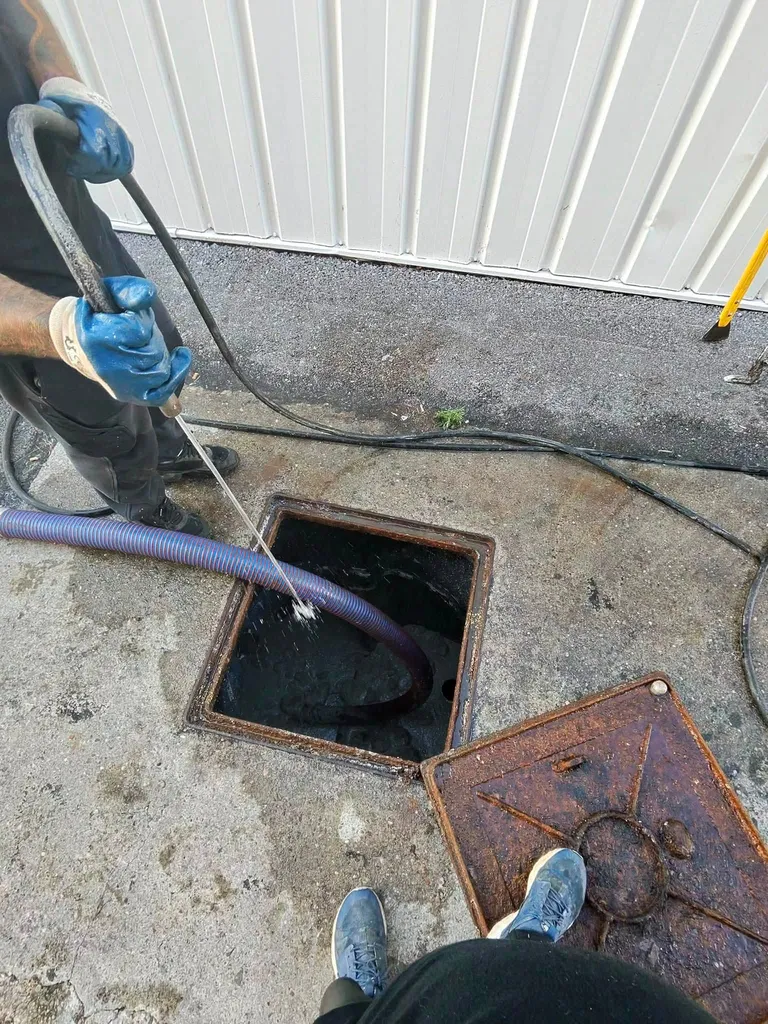 Vidange technique et nettoyage de bac à graisse pour restaurant afin d'éviter l'engorgement des canalisations à Saint jean de bournay