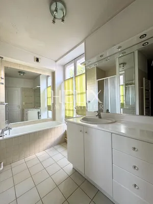 Saint Germain Laye, à 5 minutes à pied du RER A dans un immeuble ancien avec ascenseur en rez-de -jardin coup de coeur pour cet appartement de 4 pièces d'un e surface de 91 M²