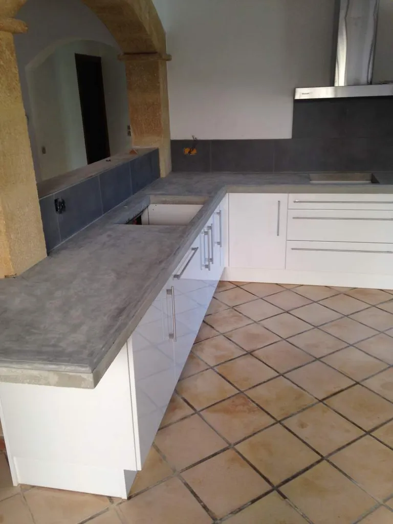 Réalisation d'un plan de travail en béton lissé d'une cuisine à Grans