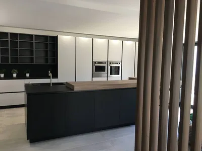 Création il bagno. Cuisine sur mesure et claustra de séparation. 
