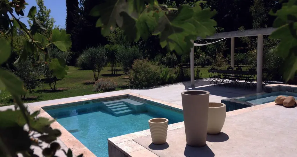 Vue de la plage surélevée - piscine avec spa à débordement et pool house