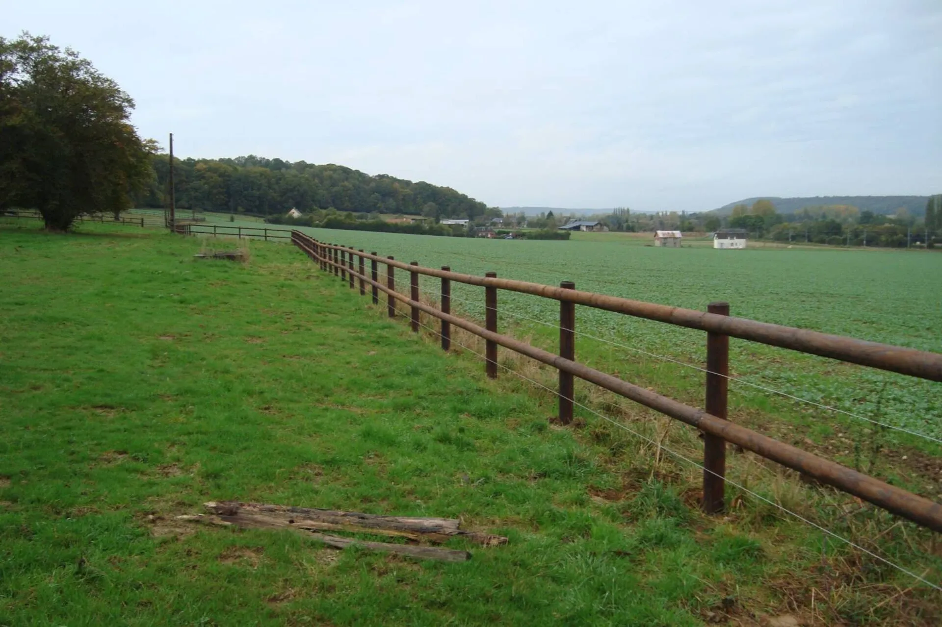 Installation de clôtures sur mesure pour particuliers et professionnels en Normandie
