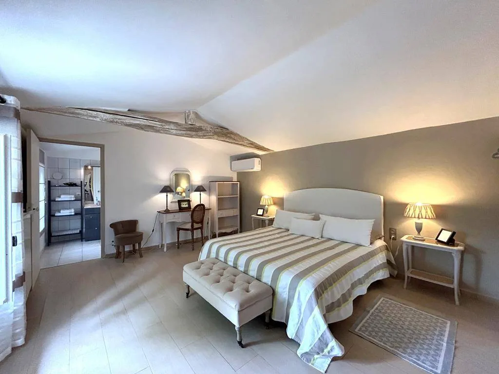 Mormoiron - Domaine viticole, oléicole, 3 gites avec piscine au pied du Mont-Ventoux.