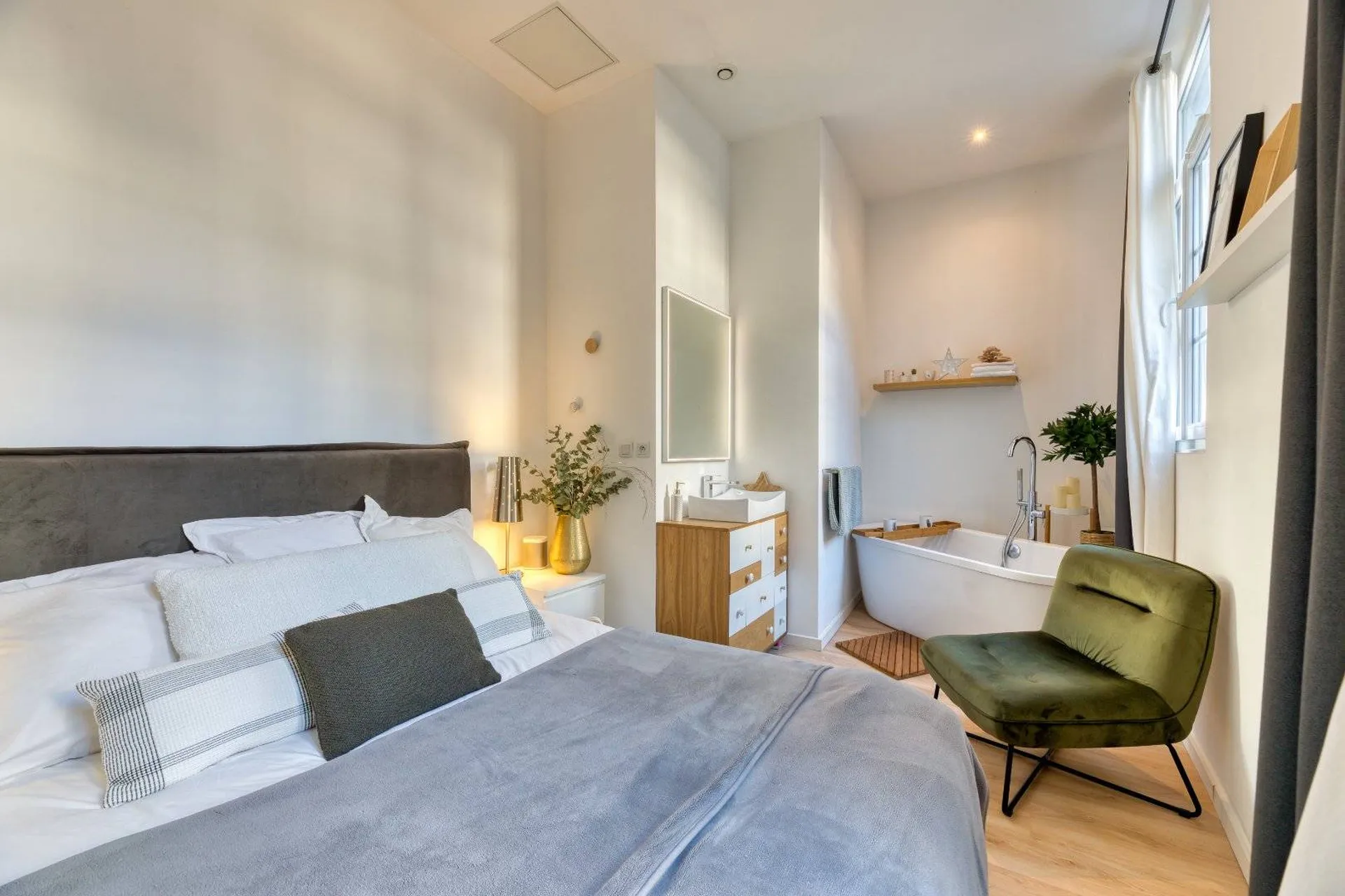 Vends chambre parentale avec baignoire intégrée pour des instants de detente absolue