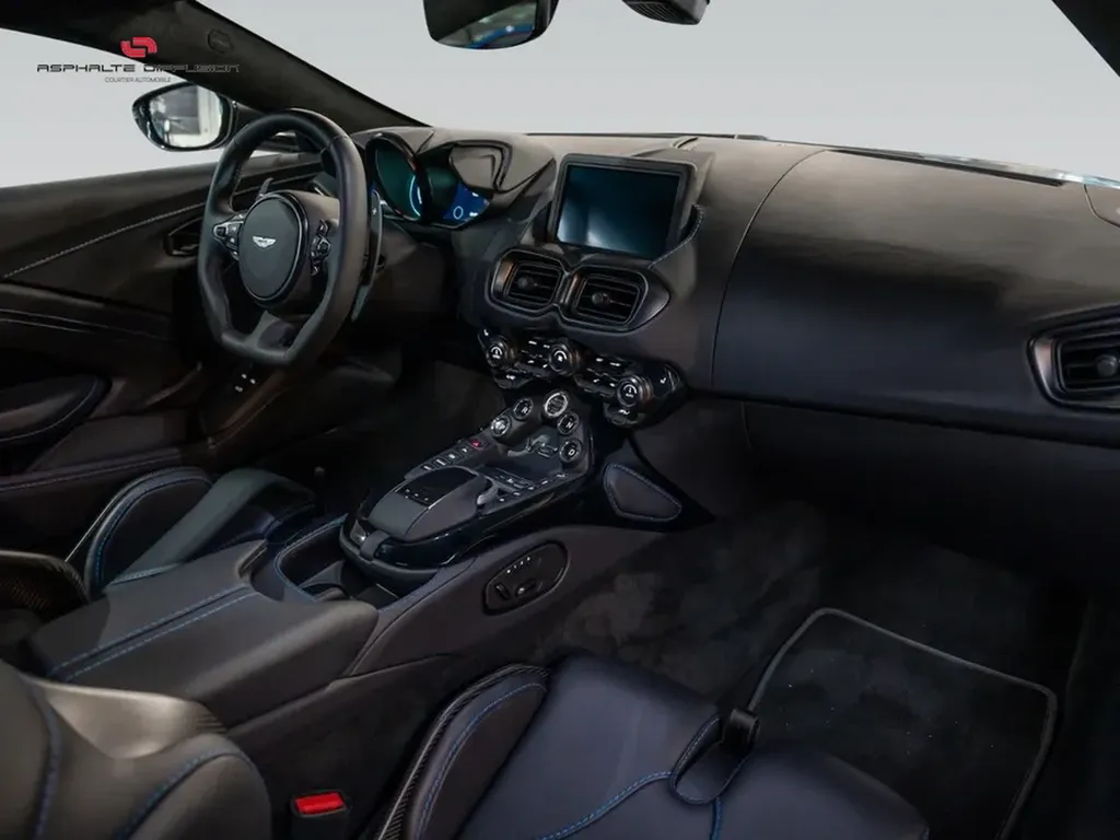 Aston Martin V12 Vantage volant sport et cockpit conducteur – Cannes