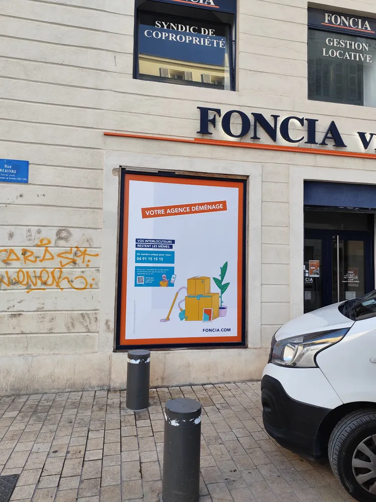 Vitrophanie personnalisée sur cloisons vitrées pour agence immobilière a Marseille information publicitaire et anti vis a vis de vos bureaux 