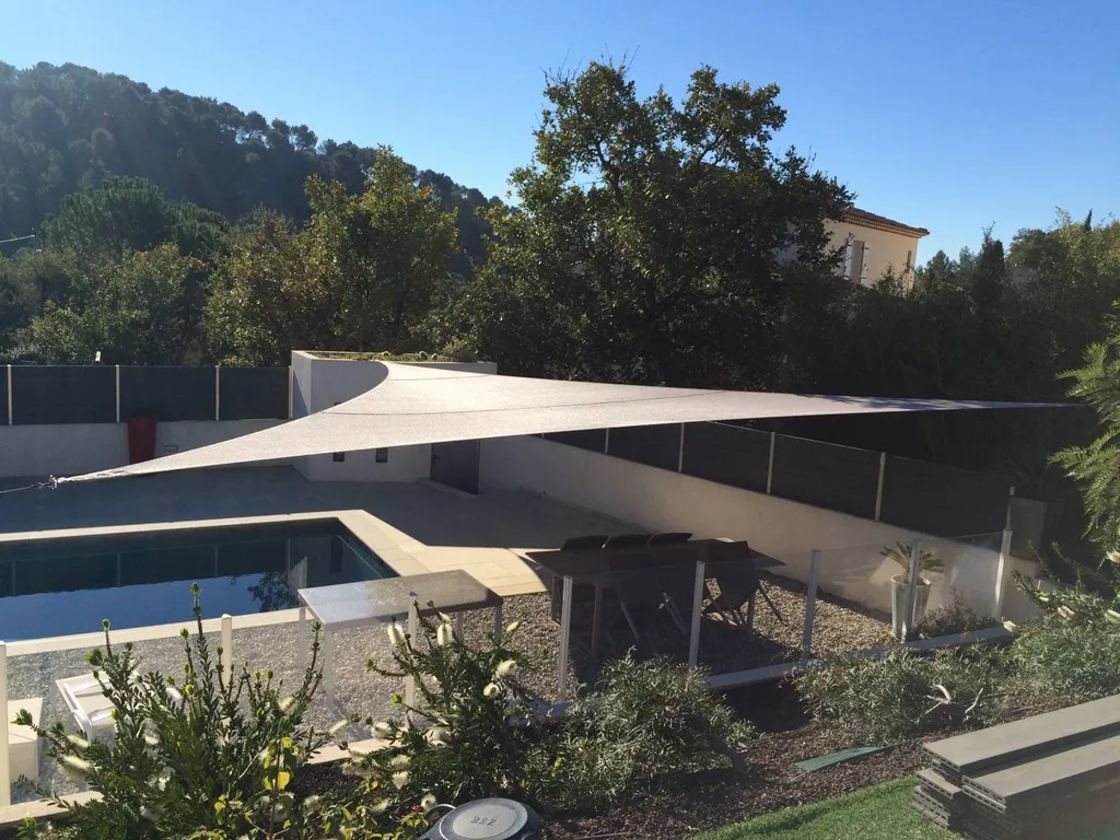 Voile d'ombrage triangle à saint tropez 