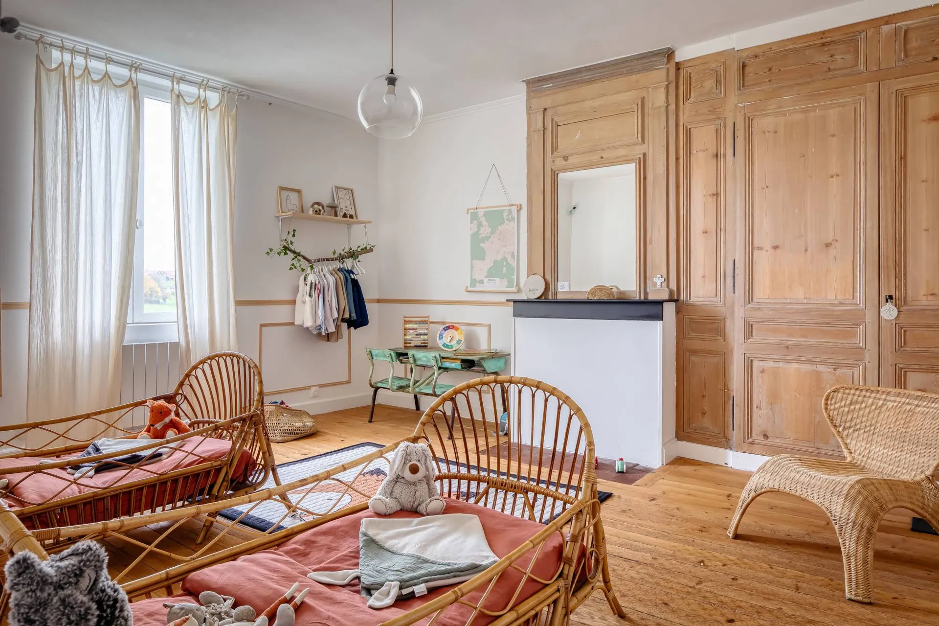 À vendre terrain arboré de plus de 3 200 m² avec arbres fruitiers, serre en verre et dépendances à rénover.