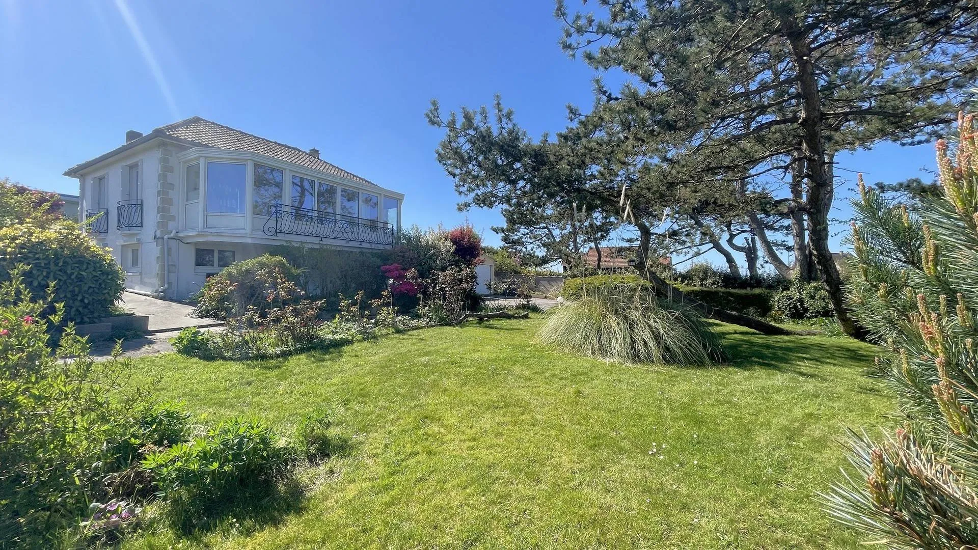 À vendre en Normandie : Maison des années 60 avec vue mer à Quiberville sur Mer : Située dans un cadre calme, cette maison offre un beau potentiel familial ou secondaire.