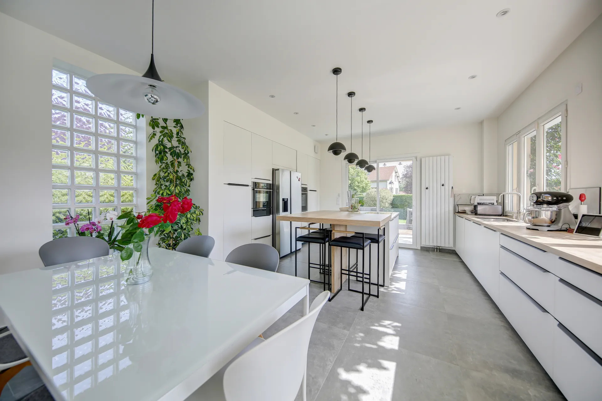 Exclusivité élégante maison meublée avec des prestations contemporaines entre le  lycée international de Saint-Germain-en -Laye et le centre-ville de Saint-Germain-en-Laye.