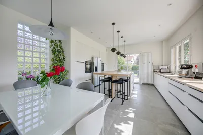 Exclusivité élégante maison meublée avec des prestations contemporaines entre le  lycée international de Saint-Germain-en -Laye et le centre-ville de Saint-Germain-en-Laye.