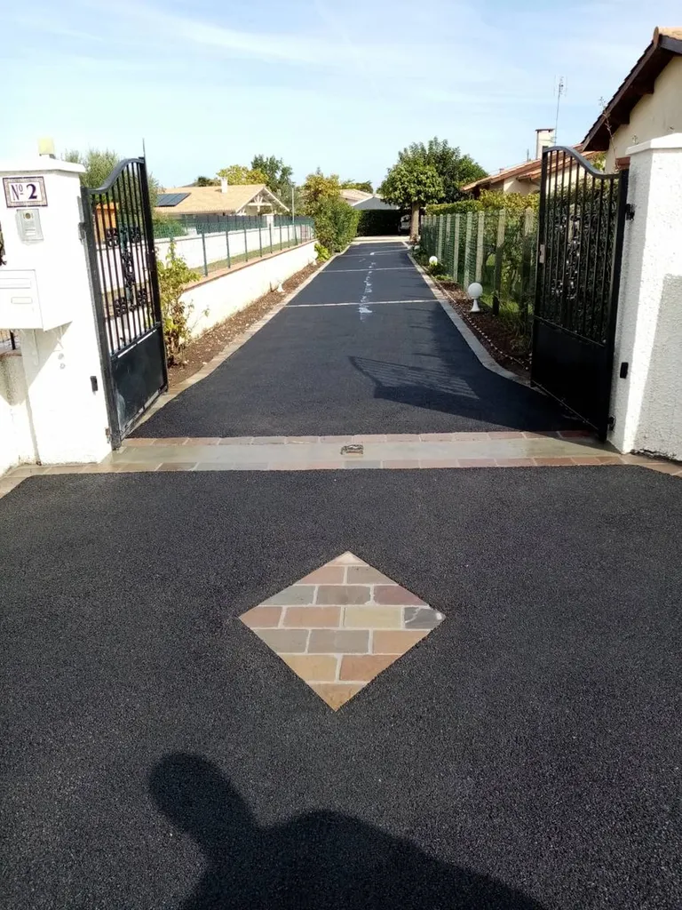 Une allée en enrobé pour le printemps ? Sud Ouest Environnement réalise tous vos projets