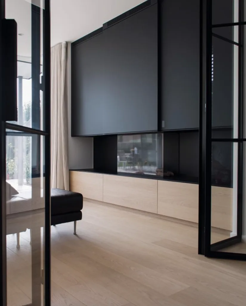 Aménagement de meuble TV sur mesure avec rangements intégrés et éclairage LED en finition laquée à Balma 31130