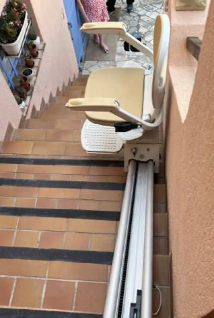 fauteuil monte escalier en exterieur sur escalier droit près de Marseille