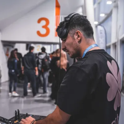 Prestation clé en main de DJ avec ambiance personnalisée, photographe et décor thématique pour soirée RP à Toulouse