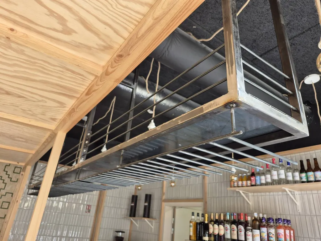 Ciel de bar posé dans un restaurent à La teste en acier brut