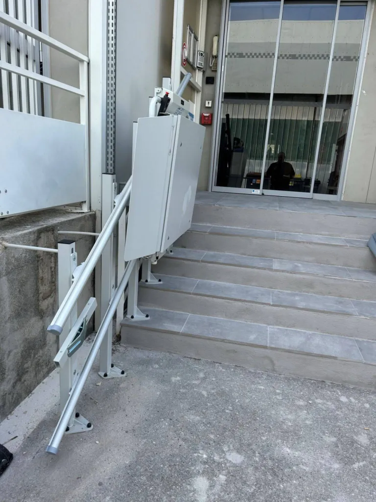Espace optimisé une fois la plateforme oblique Lehner repliée, dans cet escalier droit en extérieur au sein de cet ERP près de Marseille