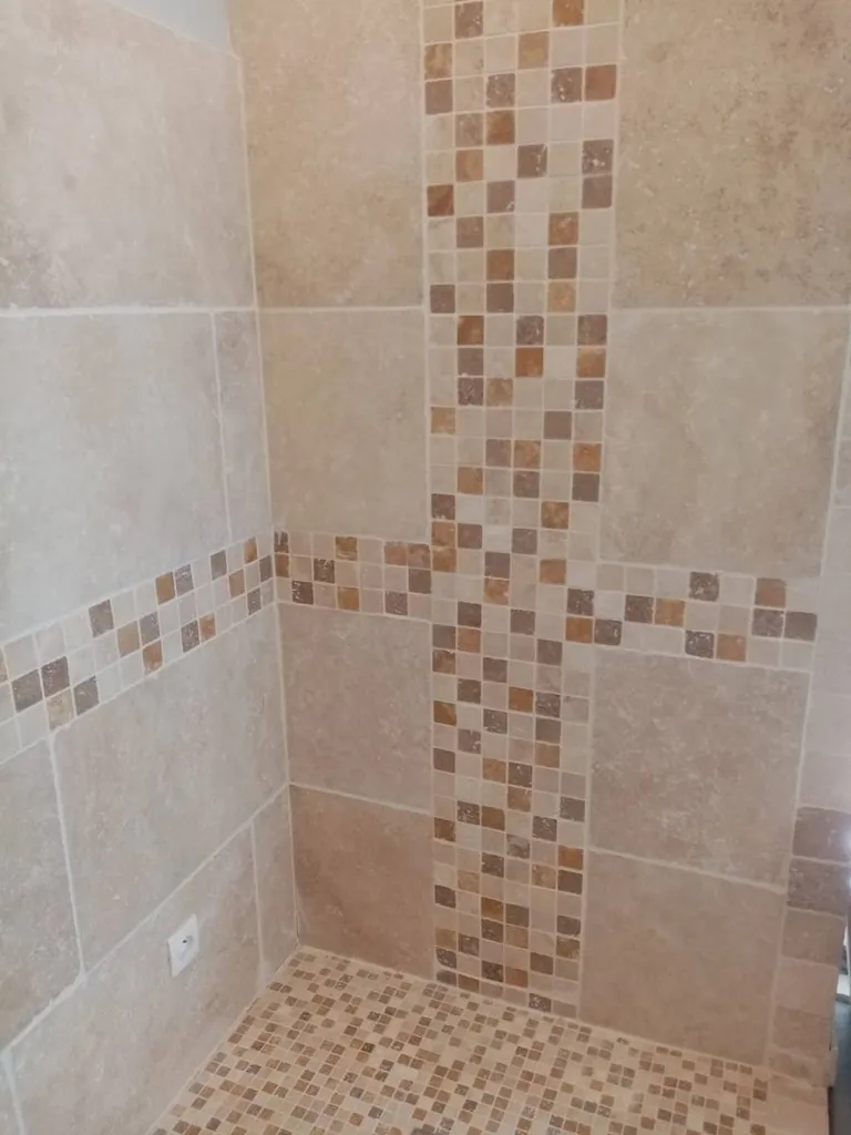 Faire une décoration avec frise en mosaique Travertin Nuancé sur Bordeaux