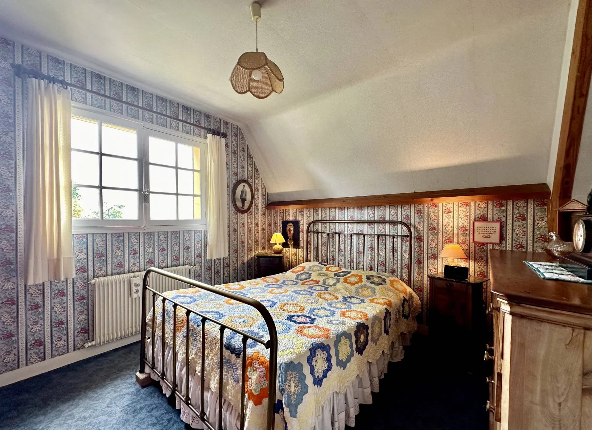 Vends longère avec chambre cosy à l’étage – Un espace chaleureux et intime pour se reposer.