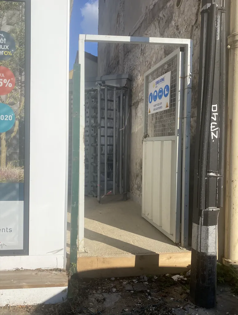 Installation d’un contrôle d’accès tourniquet avec lecteur de carte et badgeage sur base vie à Aubervilliers 93300