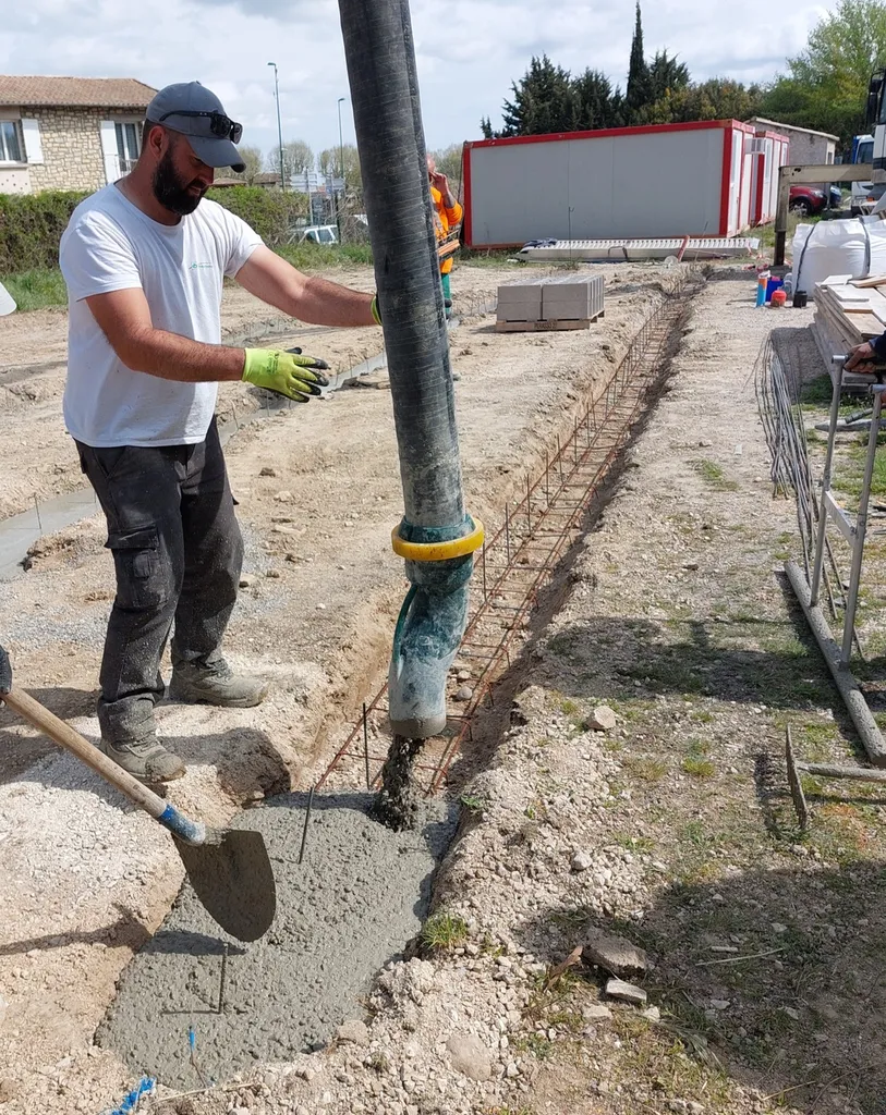 Création de longrines béton pour réceptionner des Algeco et viabilisation du site à St Paul lez Durance dans les Bouches du Rhône