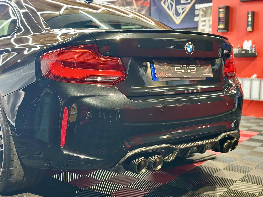 Detailing auto lyon spécialiste du traitement céramique et de la protection carrosserie sur BMW M2 voiture sportive
