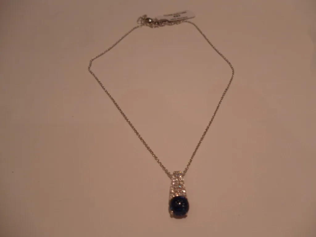 Collier en argent rhodié serti de zircons poids:1,88 prix: 87€  REF 36364