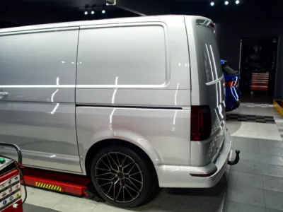 Cette protection sur mesure avec PPF film de protection XPEL permet à ce Volkswagen T6 de conserver son aspect neuf, même dans des conditions exigeantes.