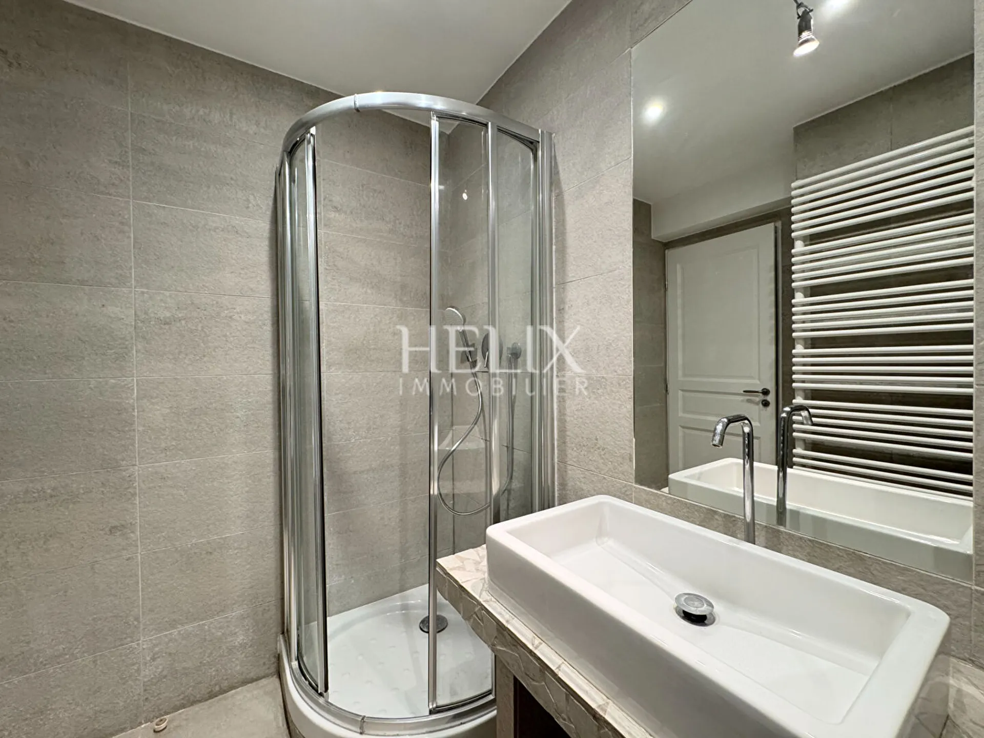 A vendre Le Pecq quartier Saint-Wandrille comme une maison pour ce joli appartement cinq pièces avec terrasses/jardin situé dans une petite copropriété à l'abris des regards.