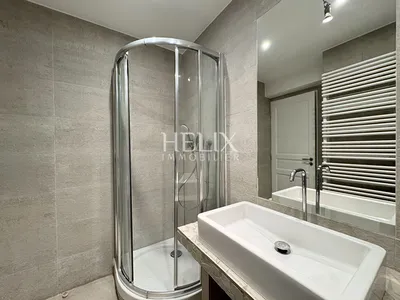 A vendre Le Pecq quartier Saint-Wandrille comme une maison pour ce joli appartement cinq pièces avec terrasses/jardin situé dans une petite copropriété à l'abris des regards.