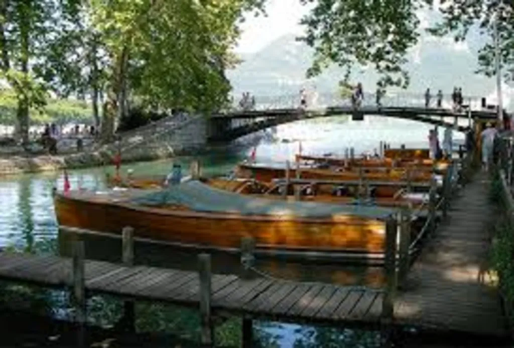 T4 duplex avec une grande pièce à vivre et une cuisine entièrement équipée, un produit rare au coeur du village de Menthon-Saint-Bernard