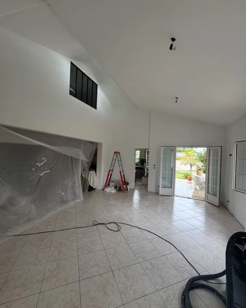 Rénovation moderne d’un séjour à Mondonville près de Blagnac grâce au savoir-faire expert d’Isoplaq Pro