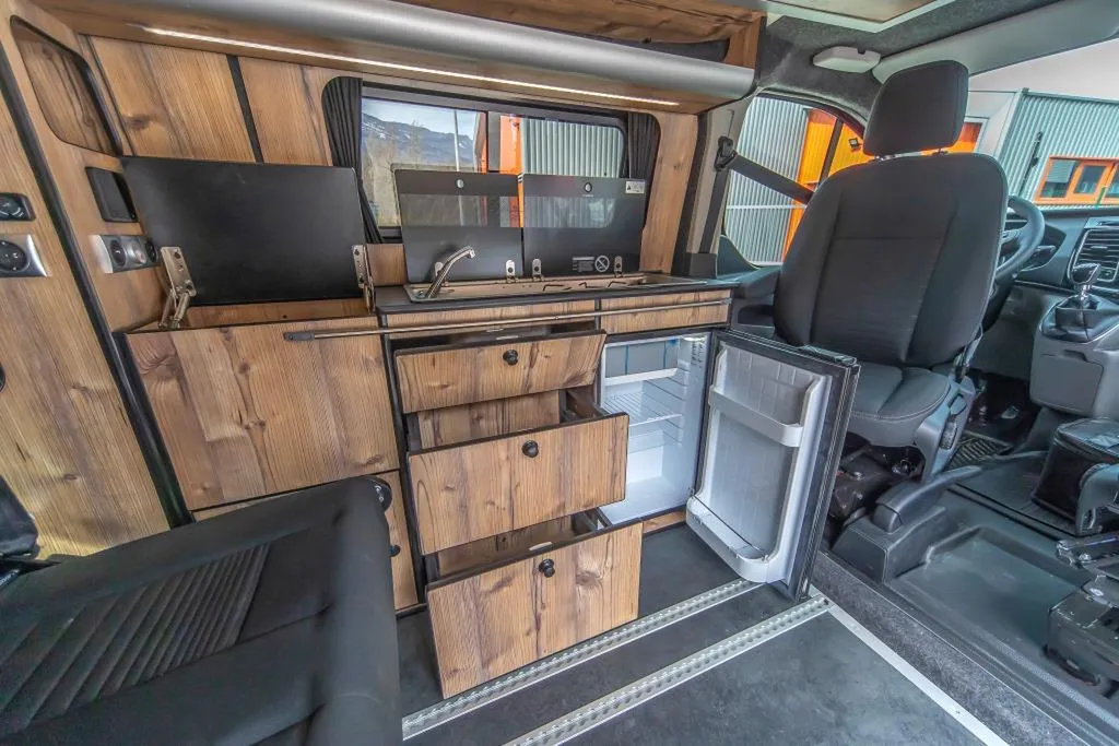 Aménagement intérieur d'un Ford Transit Custom Court sur-mesure à Annecy : van au style chalet alpin pour la Haute-Savoie