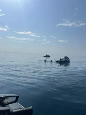 Vue imprenable sur le littoral du Cap d’Agde pendant une session en jetski 