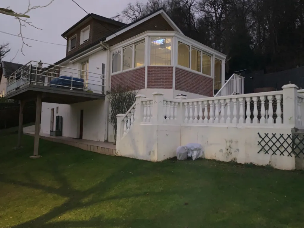 Réalisation d'un ravalement de façade avec enduit projeté à la chaux aérienne sur maison individuelle à gruchet le valasse proche Le Havre 