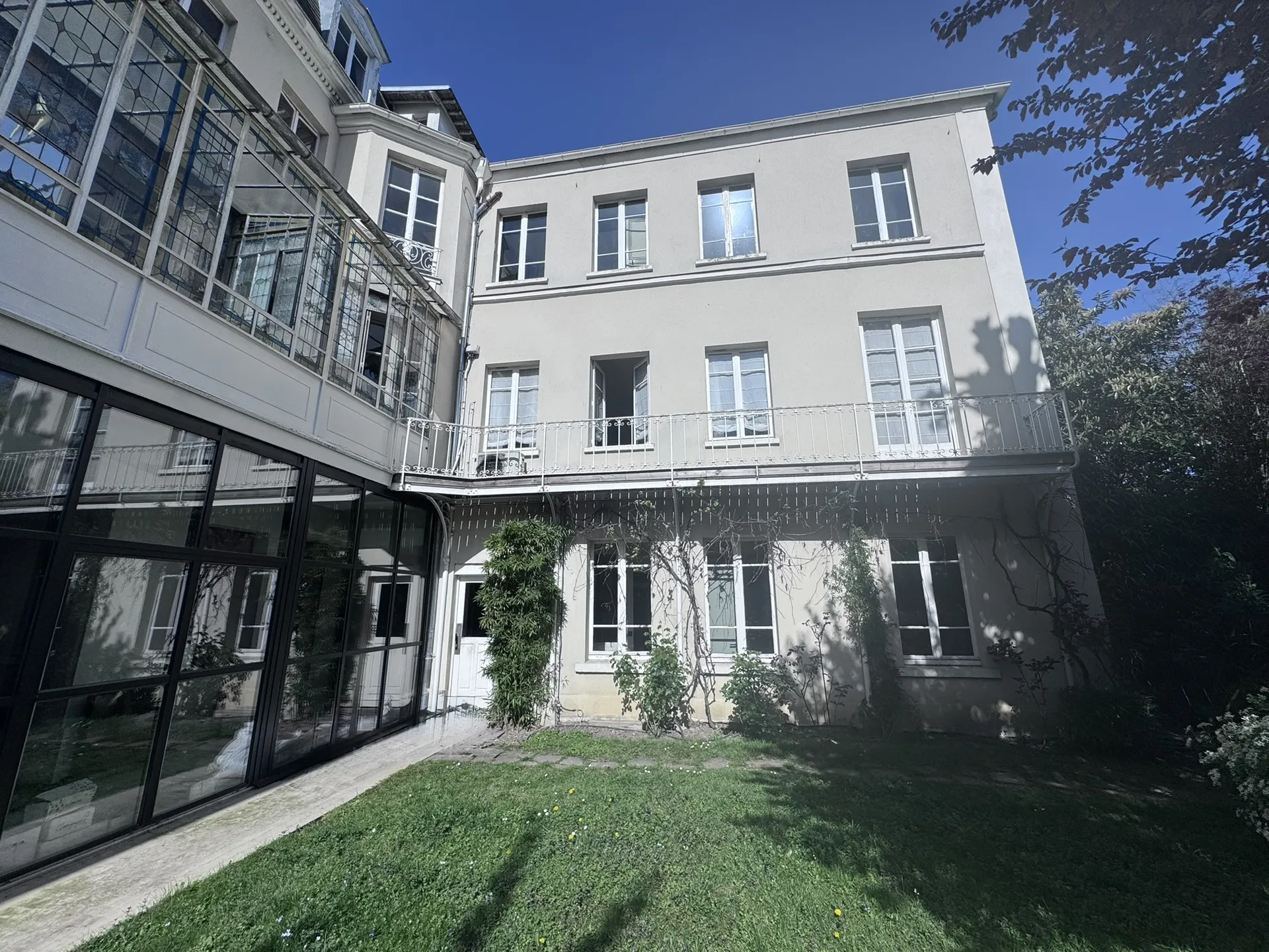 A vendre à Saint Germain en Laye un bien d'exception de 770 m² à usage mixte professionnel et habitation