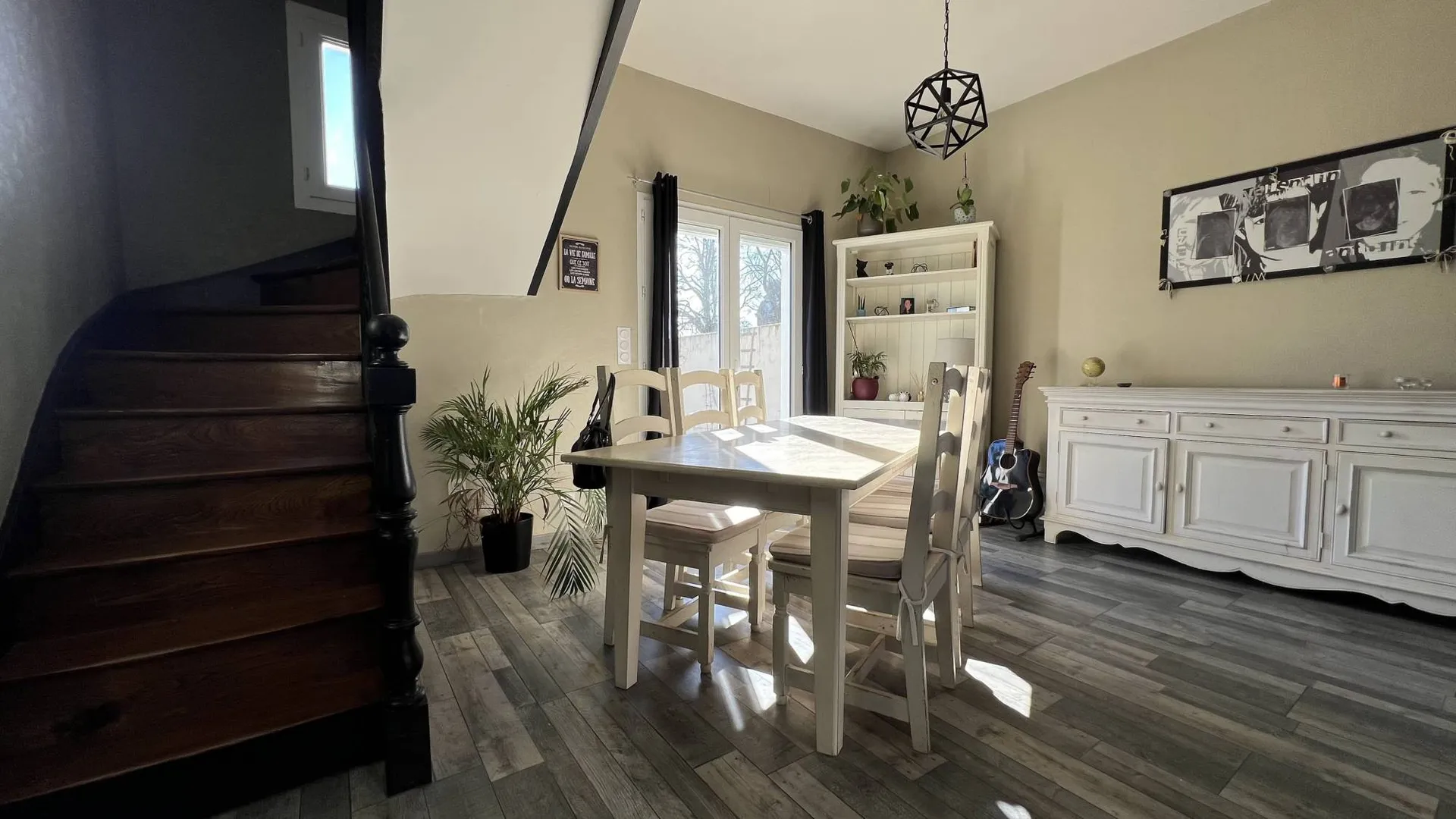 A vendre Maison de ville 120m², 5 chambres, bureau, garage, terrasse 18m², terrain arboré 260m² et sous-sol 45m², située au cœur de Eu 76260.