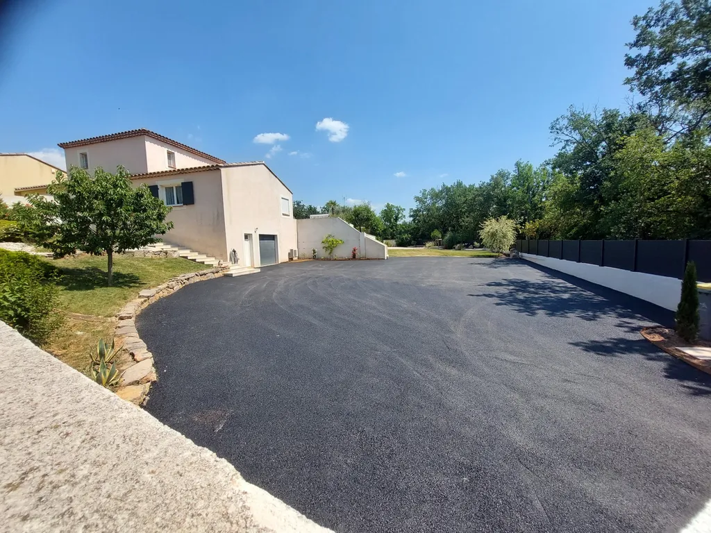 application d'enrobé de bitume noir à Saint-Maximin la Ste-Baume