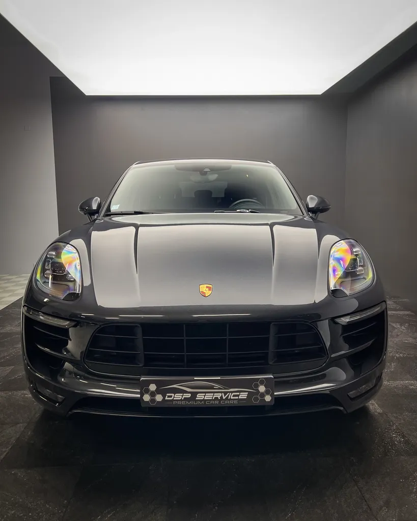 Nettoyer l’intérieur d’une Porsche Macan GTS chez DSP Service à Le Mans