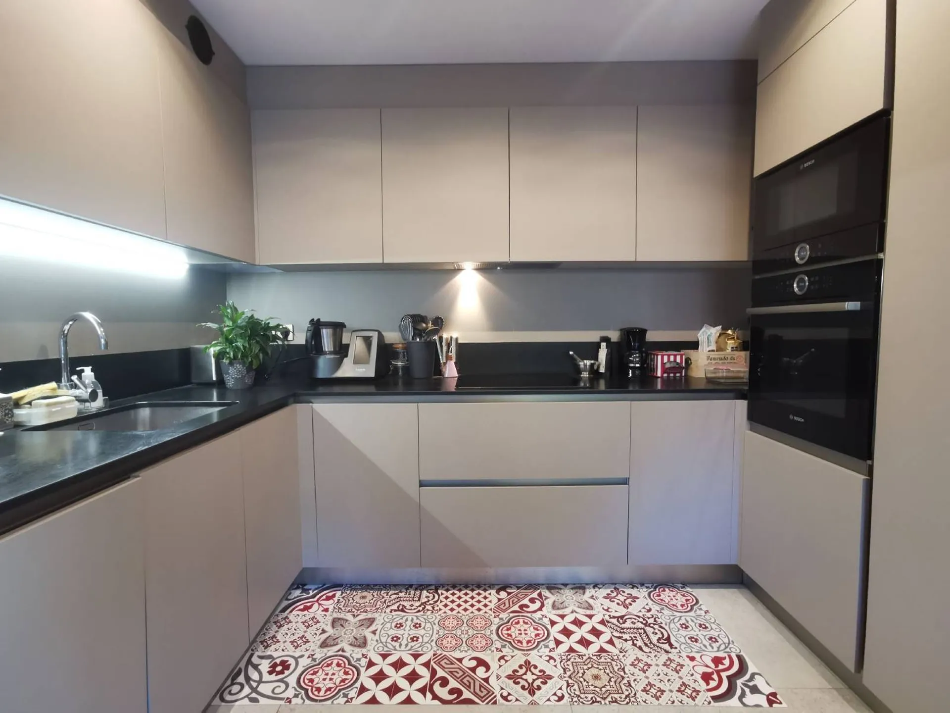 Appartement Cassis  dans le centre du village avec jardin et deux parkings privés