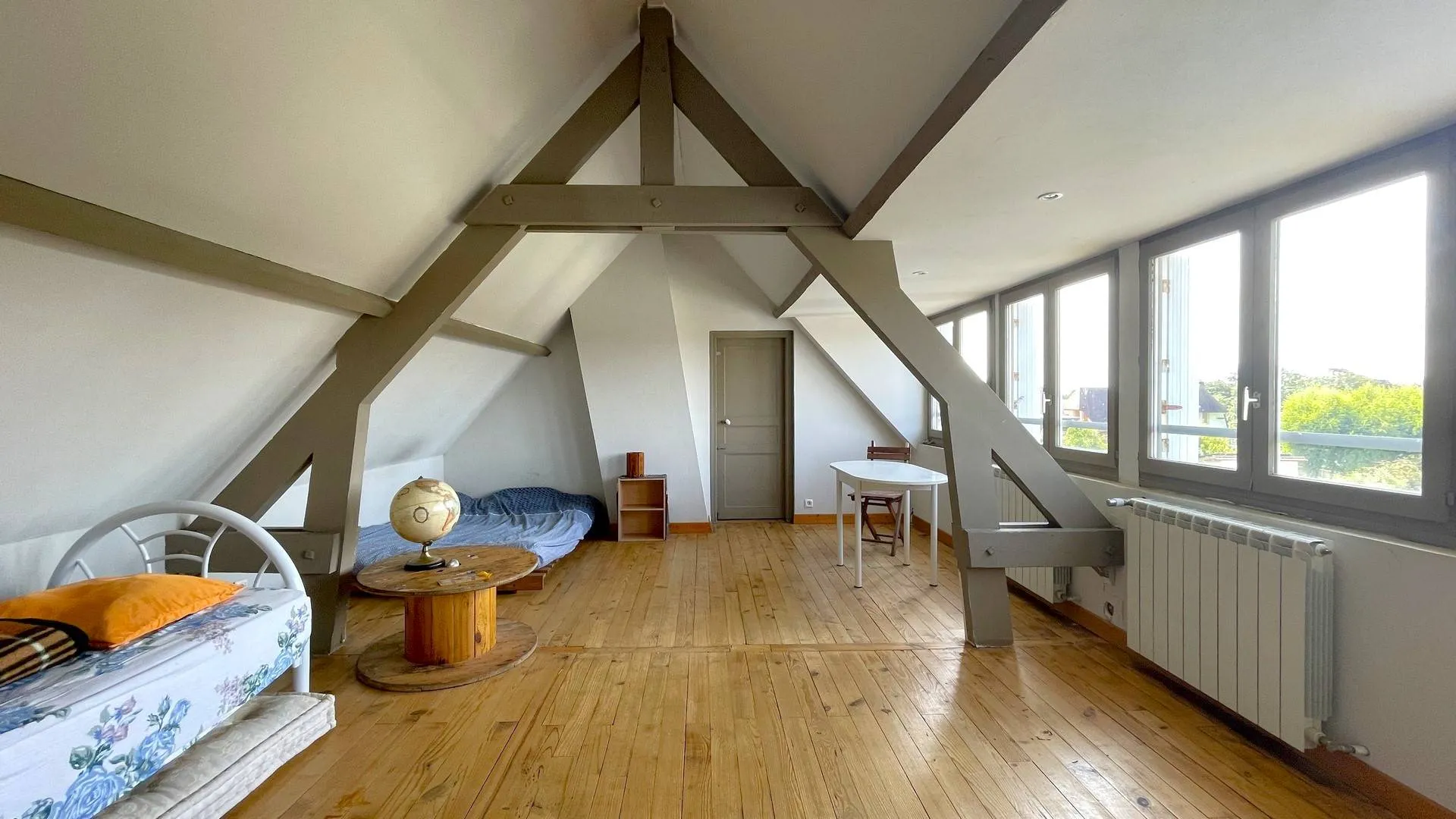 Maison de charme et d'espace à vendre à Dieppe** : Avec ses multiples atouts, elle saura séduire les amateurs de charme et d'espace.