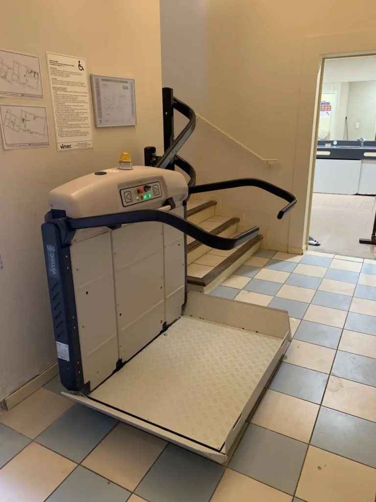 Déploiement des sécurités de cette plateforme oblique VIMEC V65 dans un escalier courbe au sein d'un ERP près d'Aix en Provence