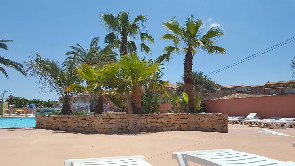 Camping avec piscine chauffée non couverte proche de la mer à Vias-Plage