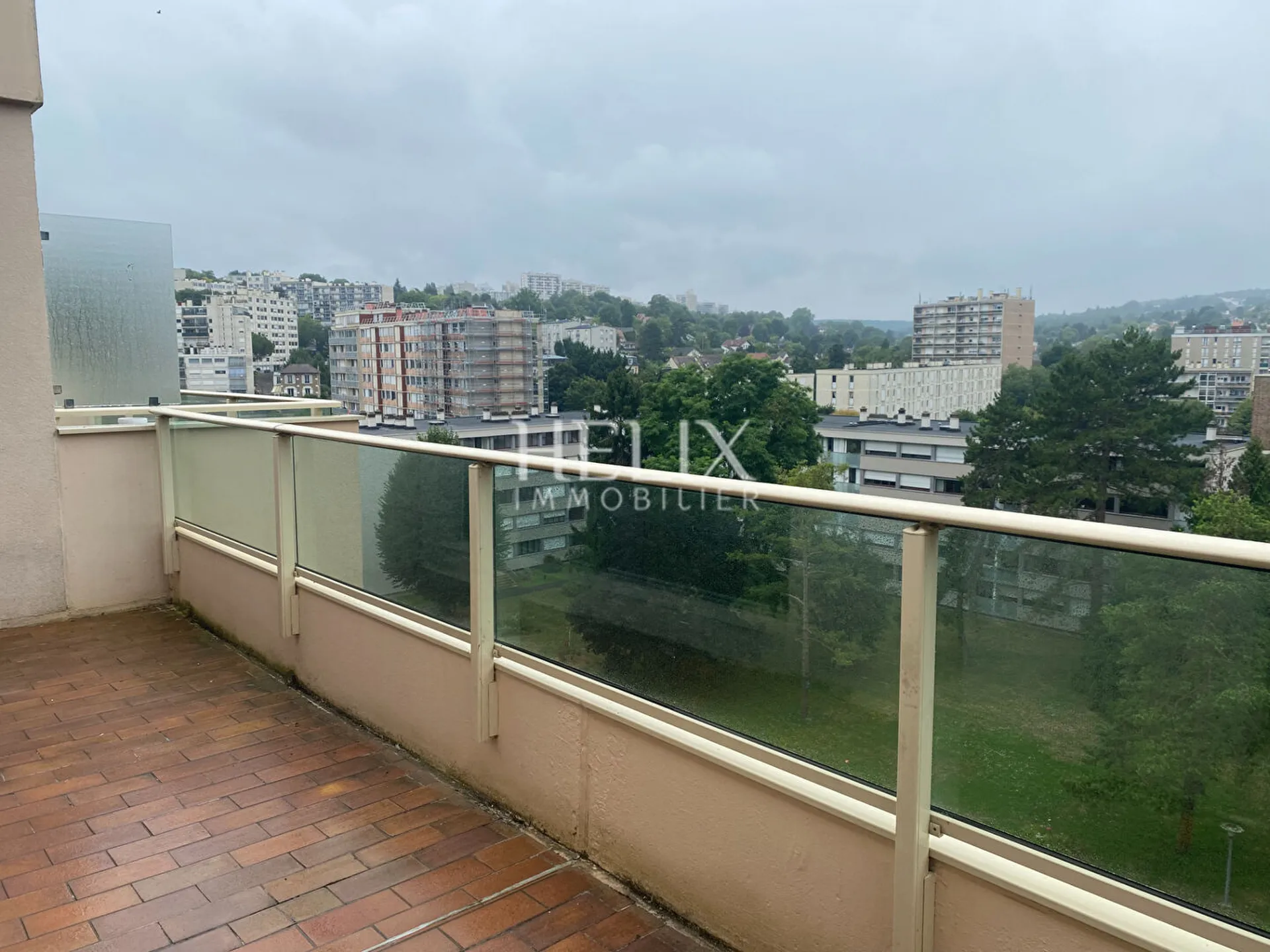 Le Pecq 5 pièces de 100 m2, Vue dégagée de la terrasse en dernier étage dans une résidence de Standing, au calme