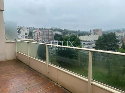 Le Pecq 5 pièces de 100 m2, Vue dégagée de la terrasse en dernier étage dans une résidence de Standing, au calme