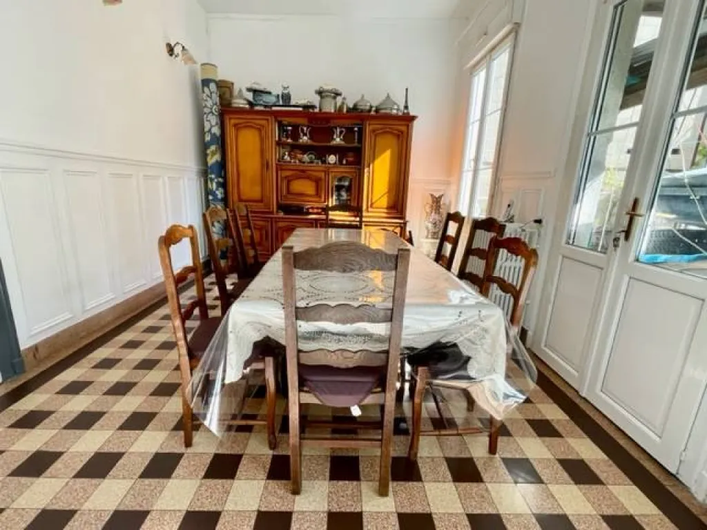 A acheter, maison de maître 6 chambres sur 450m² de terrain en centre ville sur la commune d'ELBEUF 76500