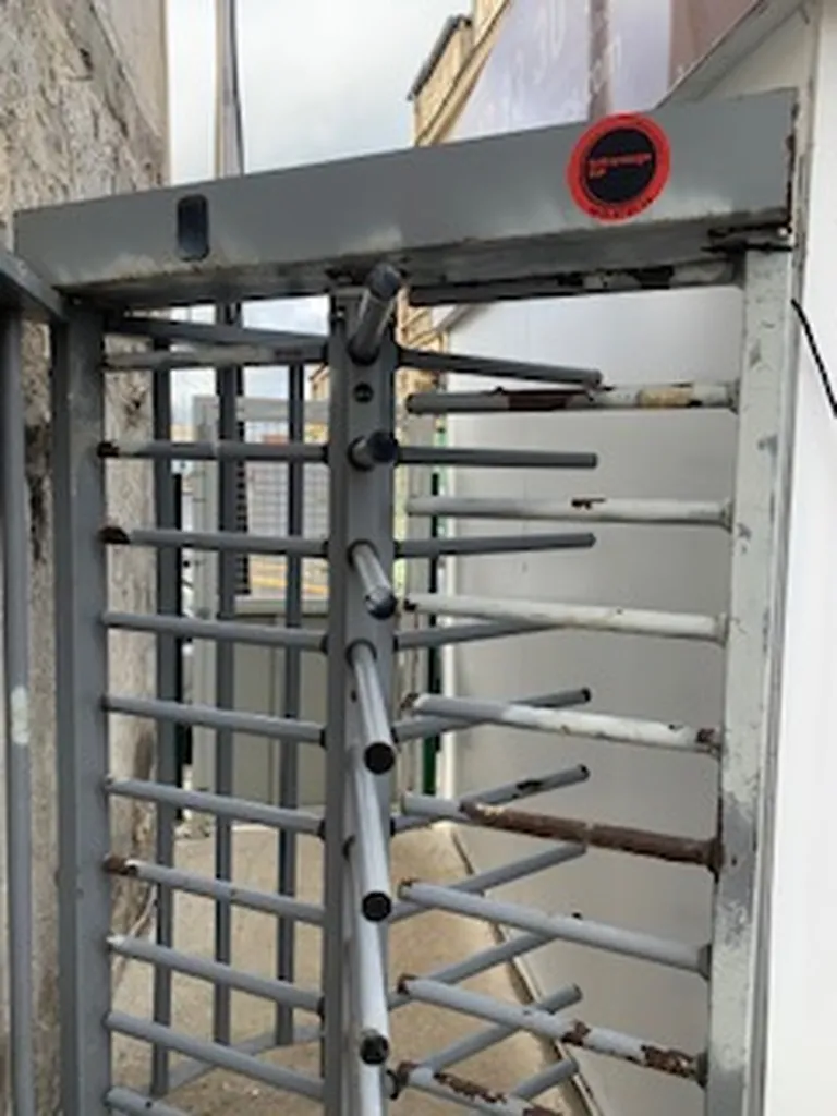Installation d’un contrôle d’accès tourniquet avec lecteur de carte et badgeage sur base vie à Aubervilliers 93300