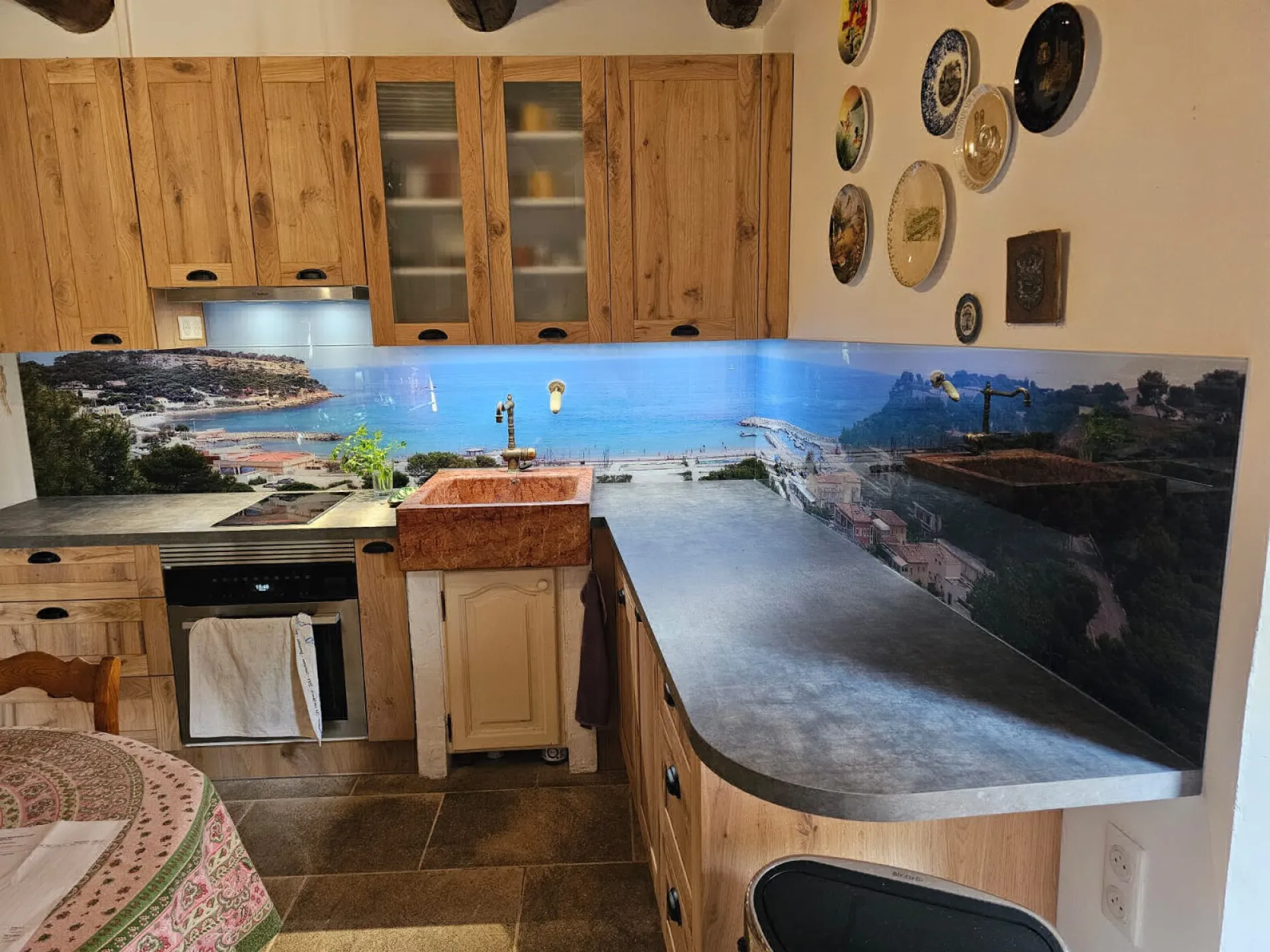 Création d’un fond de hotte pour cuisine personnalisé avec intégration de photos numériques sur le thème de la mer pour un appartement à Carry le Rouet sur La Côte Bleue