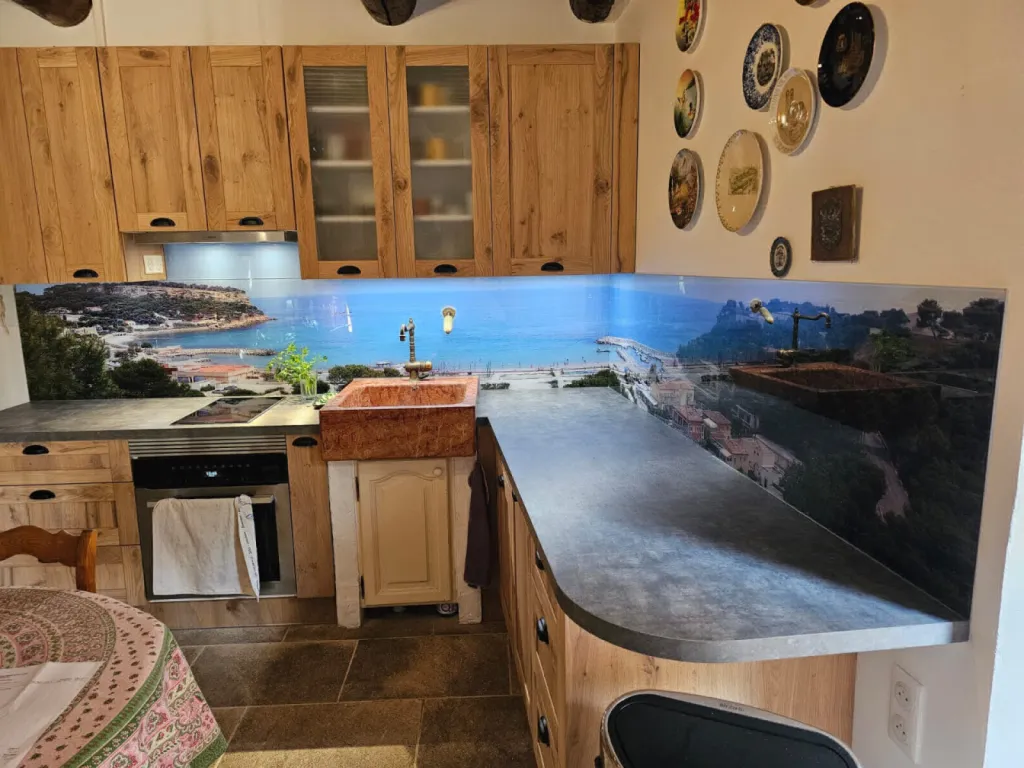 Création d’un fond de hotte pour cuisine personnalisé avec intégration de photos numériques sur le thème de la mer pour un appartement à Carry le Rouet sur La Côte Bleue