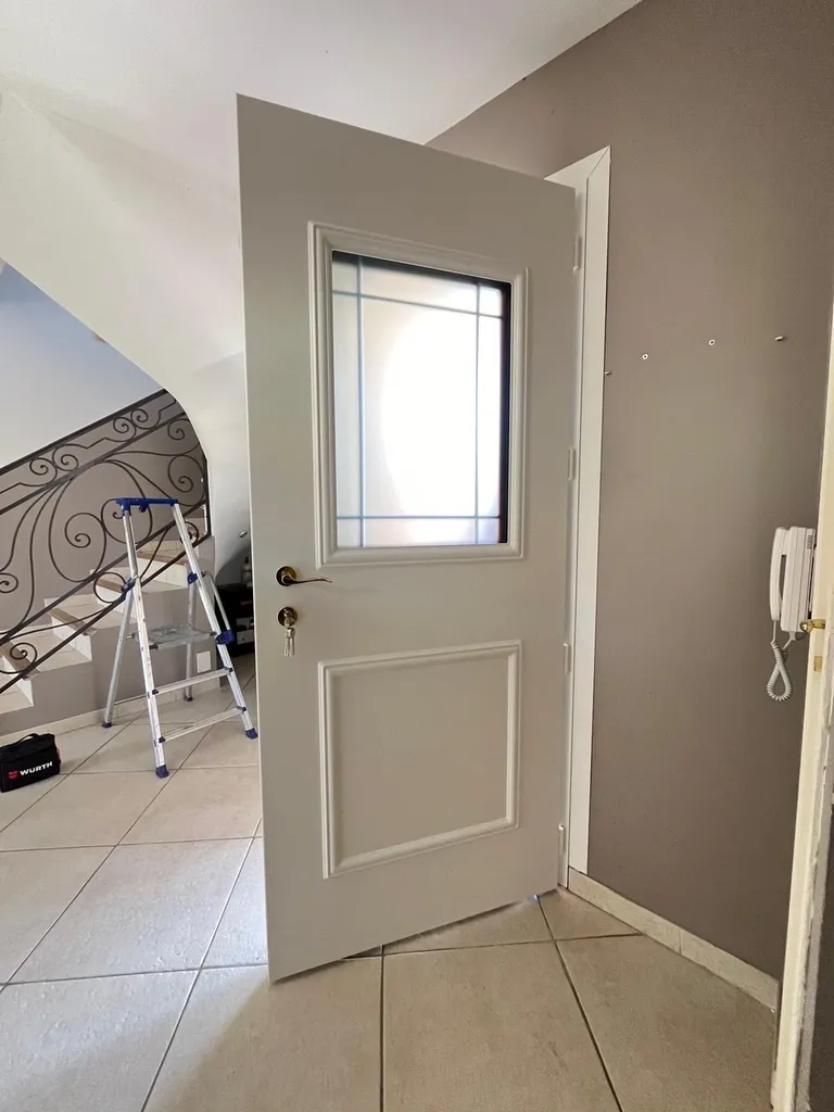 Éclairez Votre Entrée avec Style : Rénovation de la Porte d’Entrée KLine Gamme Créative Modèle Rectangle à Martigues